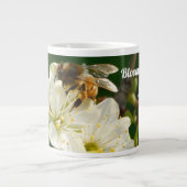 Bee & Blossom Macro | Personalized Name Mug Jumbo-Tasse (Vorderseite)
