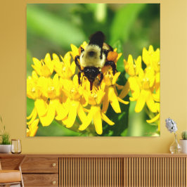 Bee Feasting on Butterfly Weed Wildflowers Leinwanddruck