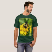 Bee Feasting on Butterfly Weed Wildflowers T-Shirt (Vorne ganz)
