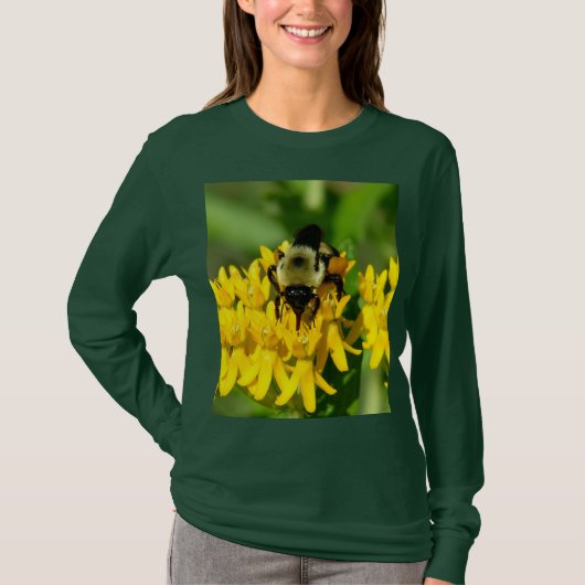 Bee Feasting on Butterfly Weed Wildflowers T-Shirt (Vorderseite)