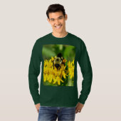 Bee Feasting on Butterfly Weed Wildflowers T-Shirt (Vorne ganz)