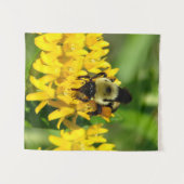 Bee Feasting on Butterfly Weed Wildflowers Wandteppich (Vorderseite (Horizontal))