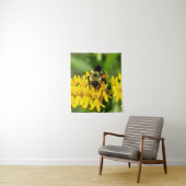 Bee Feasting on Butterfly Weed Wildflowers Wandteppich (Beispiel)