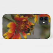 Bee foraging auf einer Blume Case-Mate iPhone Fall Hülle (Rückseite (Horizontal))