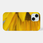 Bee Happy: A Sunflower Macro Photograph iPhone 15 Hülle (Rückseite (Horizontal))