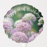 Bee Happy Birthday w/Lila Allium Blume Funny Ballon<br><div class="desc">Dieses Blumenfoto einer Honigbiene auf hübschen lila kleinen Allianzen wurde im August 2022 in den Gärten von RHS Wisley aufgenommen. Alles Gute zum Geburtstag auf der Oberseite und lustiges Sprichwort auf der Rückseite,  kann mit allem personalisiert sein,  was Sie wollen.</div>