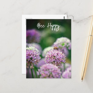 Bee Happy mit Lila Allium Blume Motivierend Postkarte