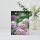 Bee Happy mit Lila Allium Blume Motivierend Postkarte (Stehend Vorderseite)