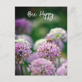 Bee Happy mit Lila Allium Blume Motivierend Postkarte