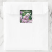 Bee Happy mit Lila Allium Blume Motivierend Quadratischer Aufkleber (Tasche)