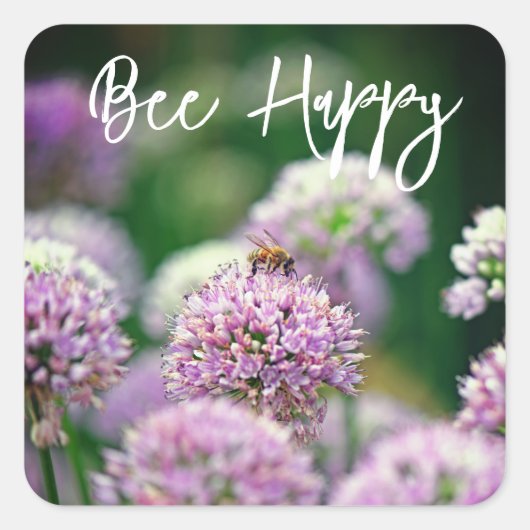 Bee Happy mit Lila Allium Blume Motivierend Quadratischer Aufkleber (Vorderseite)