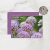Bee Happy mit Lila Allium-Blume Save the Date Mitteilungskarte (Vorderseite/Rückseite Beispiel)