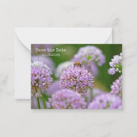 Bee Happy mit Lila Allium-Blume Save the Date Mitteilungskarte (Vorderseite)