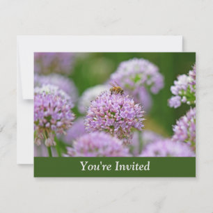 Bee Happy mit Lila Allium Blume Überraschung Einladung