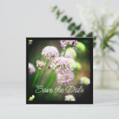 Bee Happy mit Lila Diagonal Allium Blume (Stehend Vorderseite)