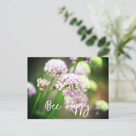 Bee Happy mit Lila Diagonal Allium Blume Feiertagspostkarte