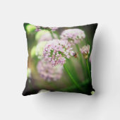 Bee Happy mit Lila Diagonal Allium Blume Kissen (Rückseite)