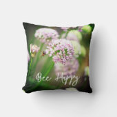 Bee Happy mit Lila Diagonal Allium Blume Kissen (Vorderseite)