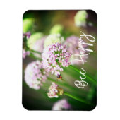 Bee Happy mit Lila Diagonal Allium Blume Magnet (Vertikal)