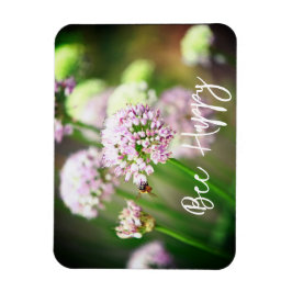 Bee Happy mit Lila Diagonal Allium Blume Magnet