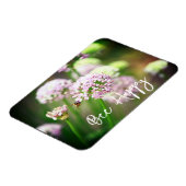 Bee Happy mit Lila Diagonal Allium Blume Magnet (Linke Seite)