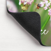Bee Happy mit Lila Diagonal Allium Blume Mousepad (Ecke)
