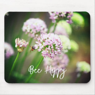 Bee Happy mit Lila Diagonal Allium Blume Mousepad