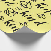 Bee Kind, personalisieren Sie die Hintergrundfarbe Geschenkpapier (Ecke)
