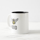 Bee Kind Zweifarbige Tasse (Vorderseite Links)