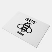 Bee Nice with Minimal Design Fußmatte (Schrägansicht)