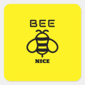 Bee Nice with Yellow Background Design Quadratischer Aufkleber (Vorderseite)