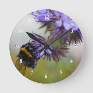 Bee on a Blue Tansy Acrylic Wall Clock Runde Wanduhr