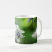Bee On Bluebell Flower Personalized Kaffeetasse (VorderseiteRechts)