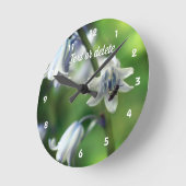 Bee On Bluebell Flower Personalized Runde Wanduhr (Winkel)