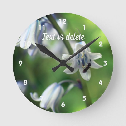 Bee On Bluebell Flower Personalized Runde Wanduhr (Vorderseite)