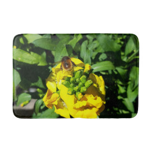 Bee on Yellow Flowers Badematte