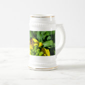 Bee on Yellow Flowers Bierglas (VorderseiteRechts)