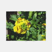 Bee on Yellow Flowers Fleecedecke (Vorderseite (Horizontal))