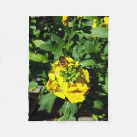 Bee on Yellow Flowers Fleecedecke (Vorderseite)