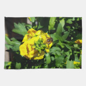 Bee on Yellow Flowers Geschirrtuch (Horizontal)