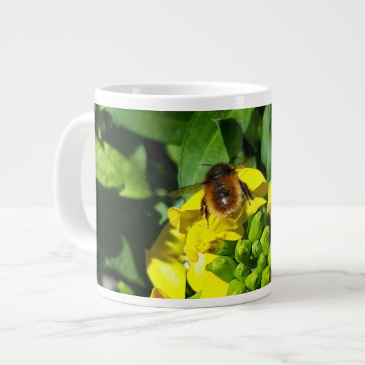 Bee on Yellow Flowers Jumbo-Tasse (Vorderseite Links)