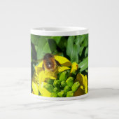 Bee on Yellow Flowers Jumbo-Tasse (Vorderseite)
