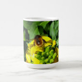 Bee on Yellow Flowers Kaffeetasse (Mittel)