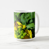 Bee on Yellow Flowers Kaffeetasse (VorderseiteRechts)
