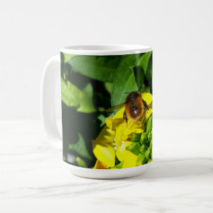 Bee on Yellow Flowers Kaffeetasse