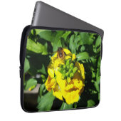 Bee on Yellow Flowers Laptopschutzhülle (Vorne Rechts)