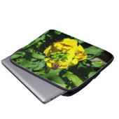 Bee on Yellow Flowers Laptopschutzhülle (Vorne Knopf)