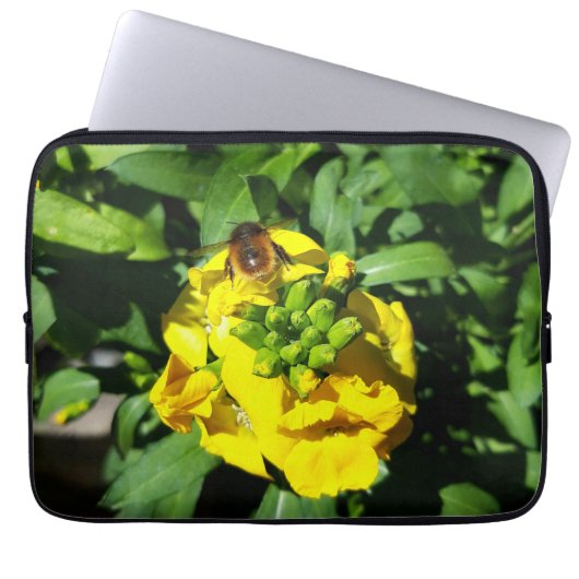 Bee on Yellow Flowers Laptopschutzhülle (Vorderseite)