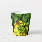 Bee on Yellow Flowers Milchtasse (Vorderseite)