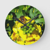 Bee on Yellow Flowers Runde Wanduhr (Vorderseite)